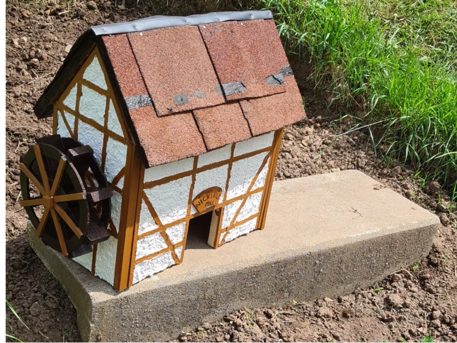 Modell eines Fachwerkhauses mit Wasserrad