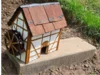 Modell eines Fachwerkhauses mit Wasserrad