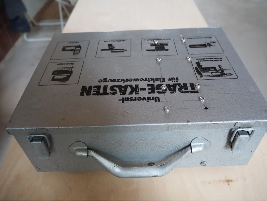 Grauer Werkzeugkasten mit Tragegriff