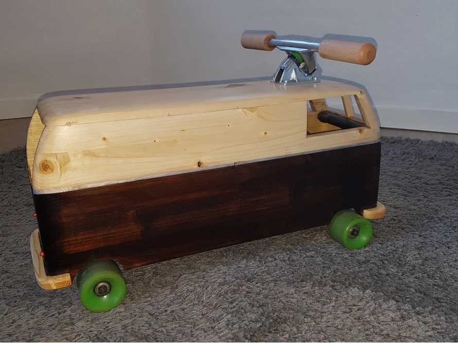Spielzeugauto aus Holz mit Lenkstange