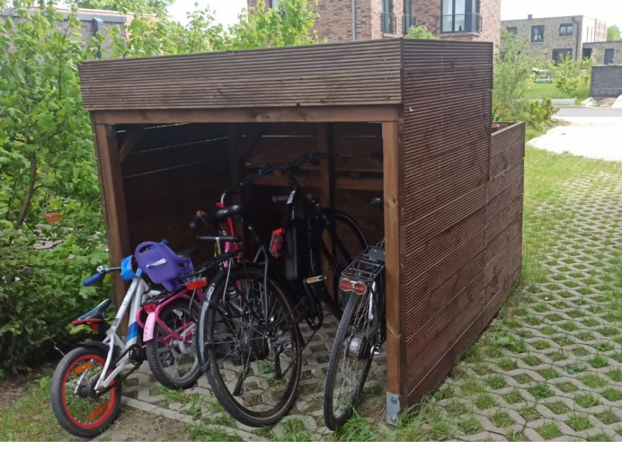 Ein Holzfahrradständer mit Fahrrädern darin.