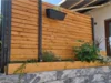 Holz-Sichtschutz mit Pflanzen