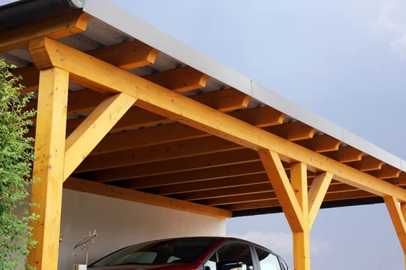 Holzkonstruktion eines Carports