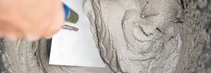 Mörtel wird mit Kelle verrührt