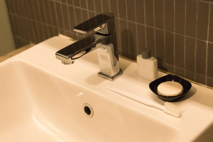 Waschbecken mit Armatur