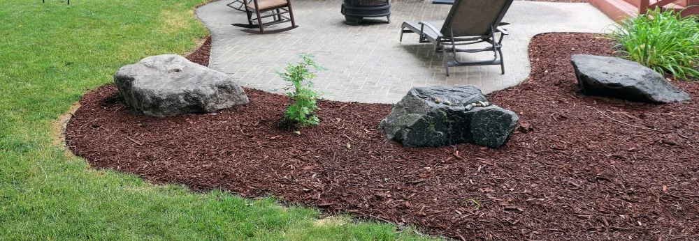 Gepflasterte Terrasse mit Gartenmöbeln