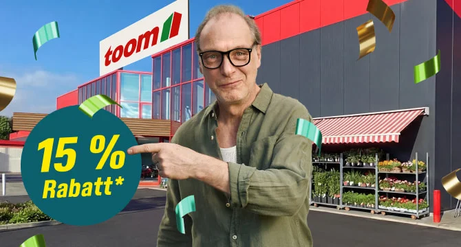 Ein Mensch zeigt vor einem Baumarkt auf ein 15-Prozent-Rabatt-Angebot.