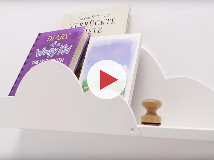 Wolkenförmiges Wandregal mit Büchern