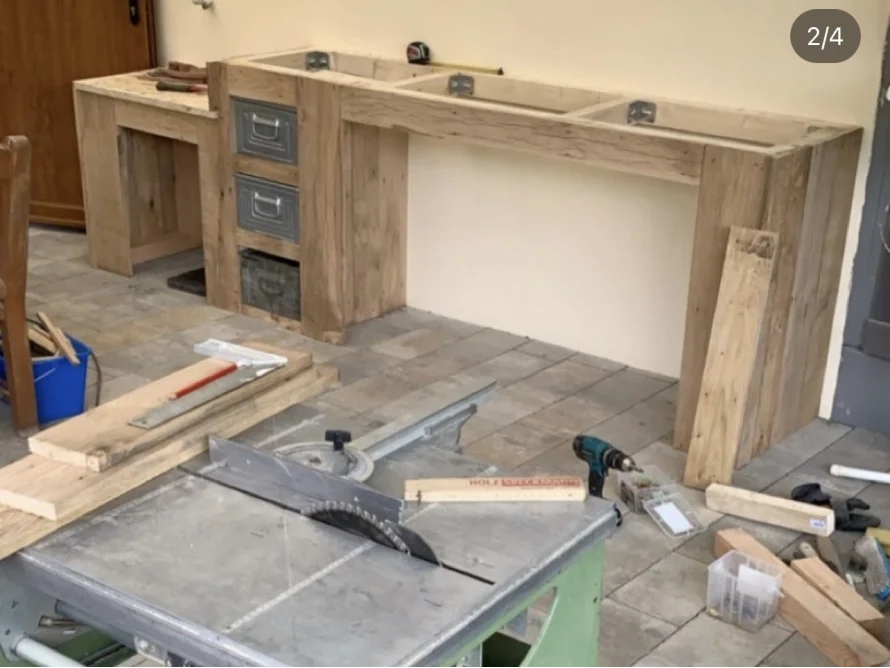 Unfertige Küchenzeile aus Palettenholz mit Tischkreissäge