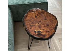 Tisch mit runder Holzplatte auf drei Beinen