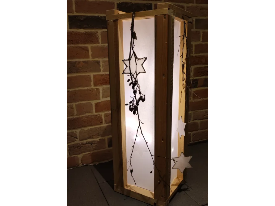 Holzlaterne mit Beleuchtung