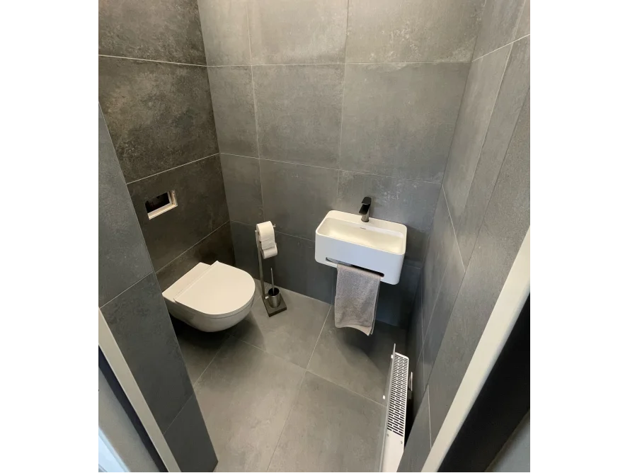 Modernes Badezimmer mit grauen Fliesen