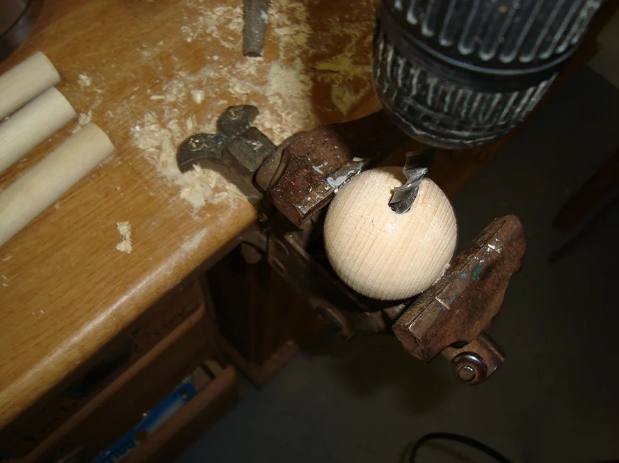 Bohrer bohrt Loch in Holzkugel