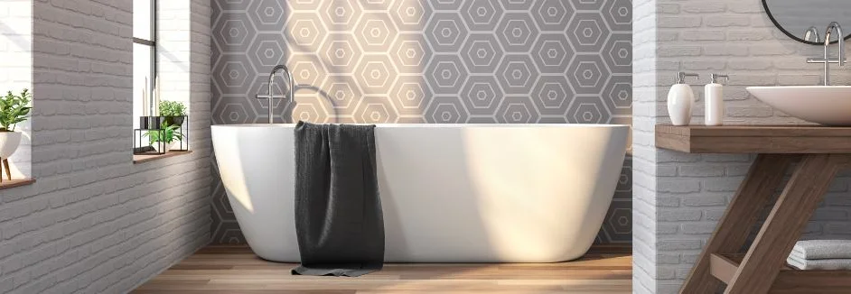 Modernes Badezimmer mit freistehender Badewanne