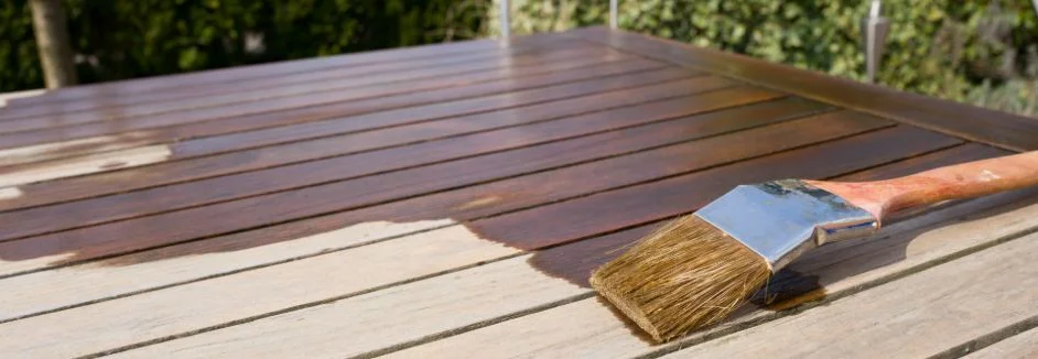 Holzlasur mit Pinsel auftragen