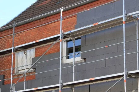 Hausfassade mit Dämmung und Gerüst