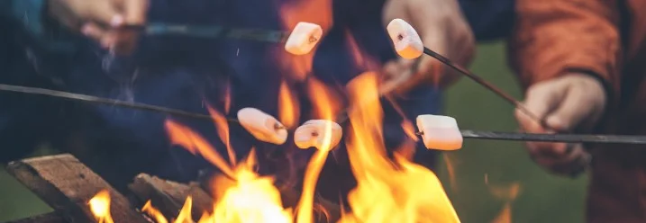 Marshmallows werden über Feuer geröstet