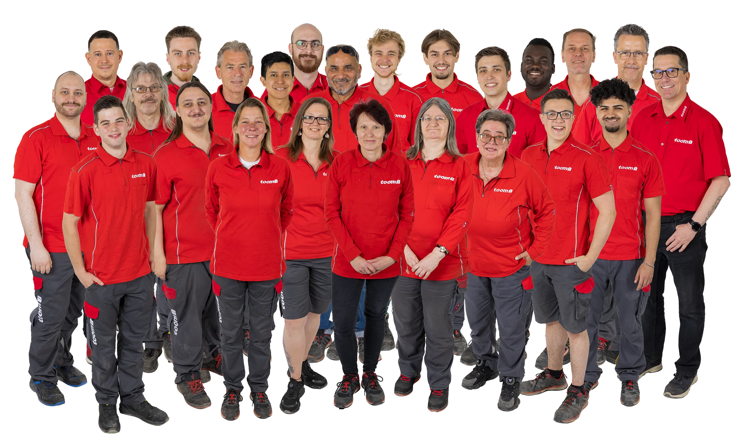 Ein großes, diverses Team in roter Arbeitskleidung posiert für ein Gruppenfoto.