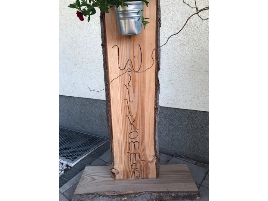 Rustikales Holzschild mit Willkommensgruß