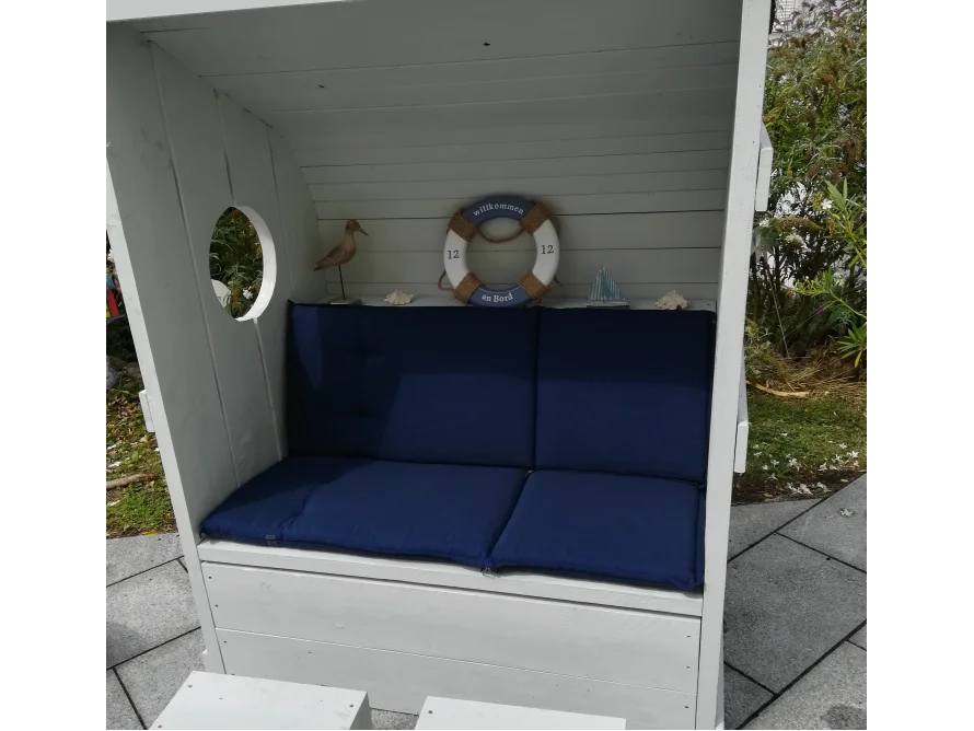 Gartenhaus mit Sitzbank