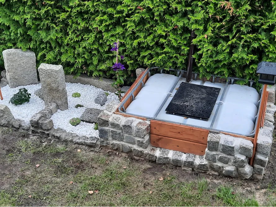 Garten mit Kies und Regenwasserspeicher