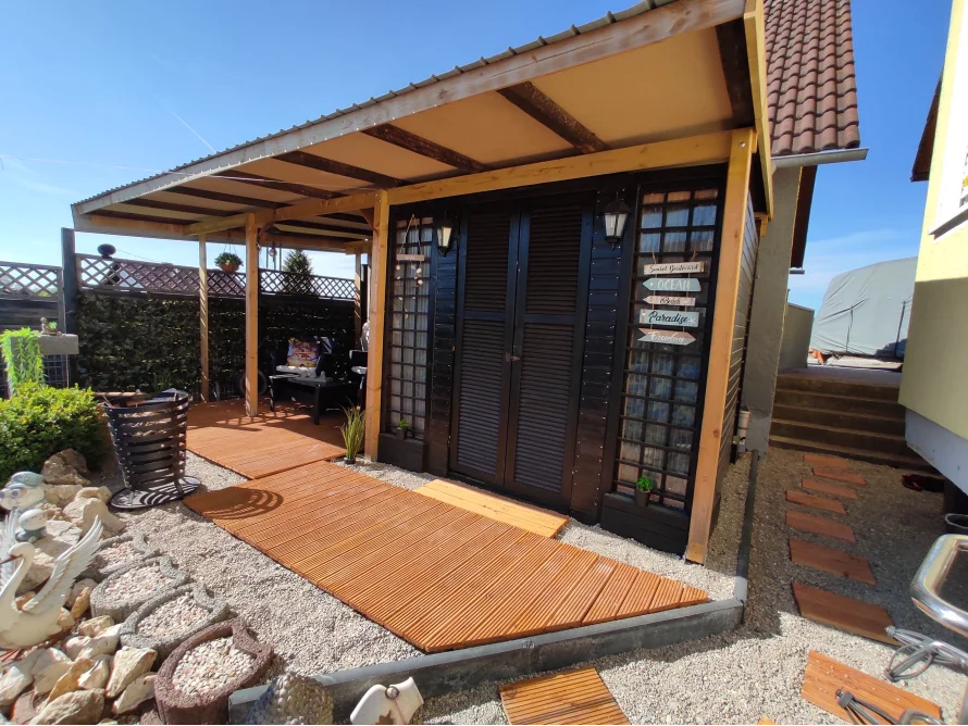 Gartenhaus mit Überdachung