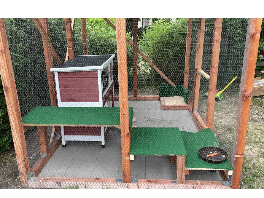 Kaninchenstall im Garten