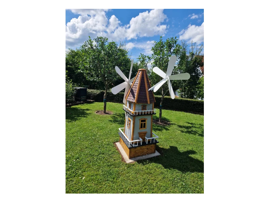 Windmühle aus Holz im Garten