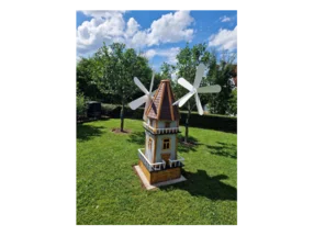 Windmühle aus Holz im Garten