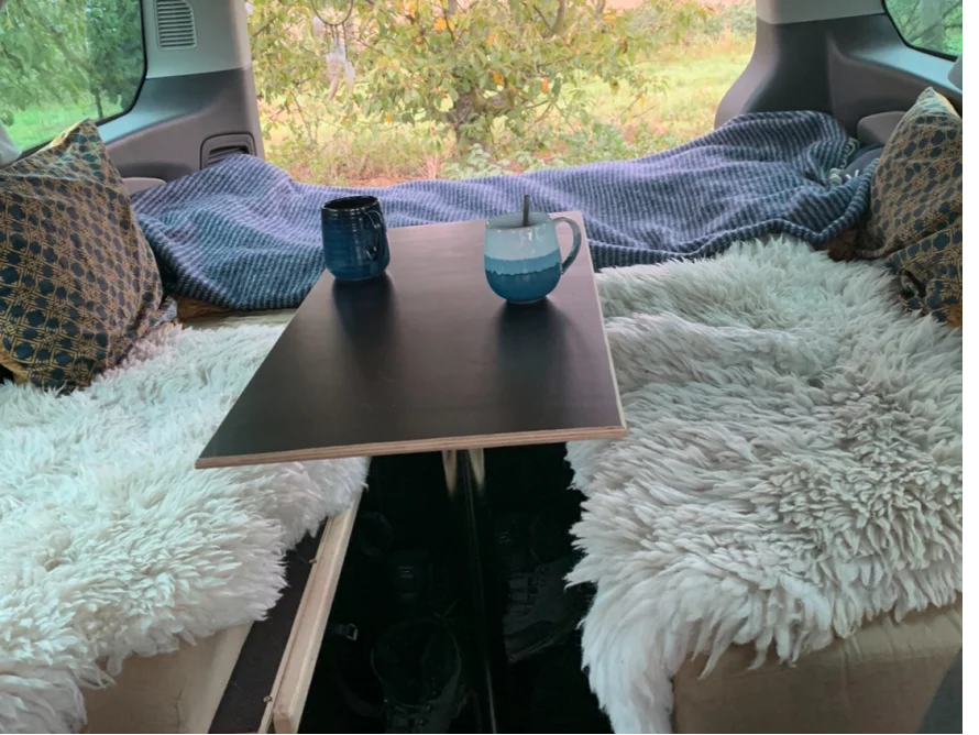 Gemütlicher Schlafplatz im Auto