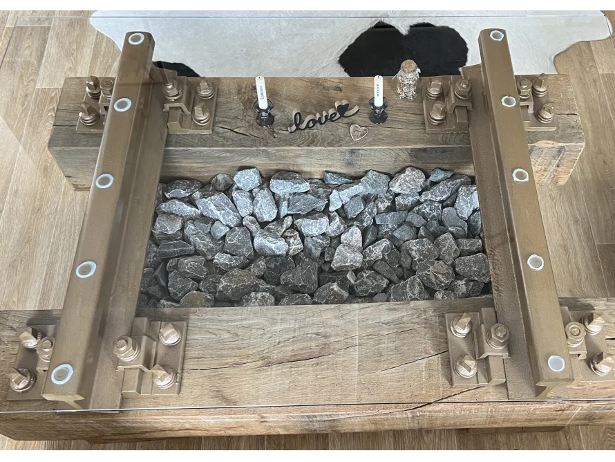 Couchtisch aus Holz mit Steinen