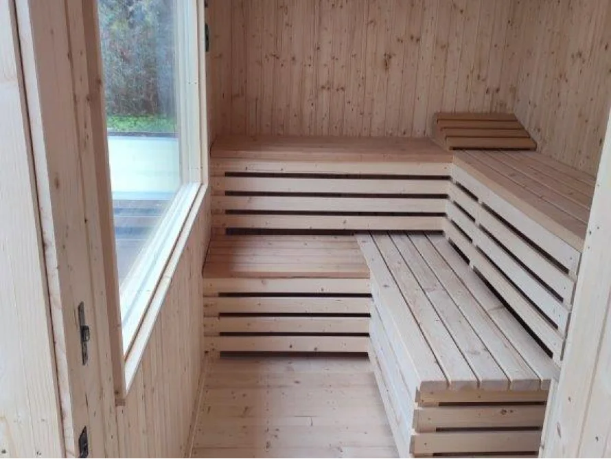 Leere Innensauna aus hellem Holz