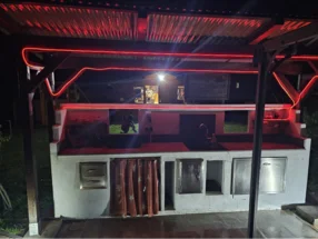 Außenküche mit roter Beleuchtung