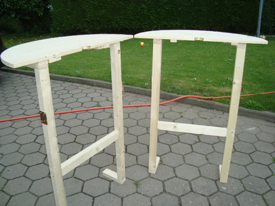 Zwei halbkreisförmige Holztische