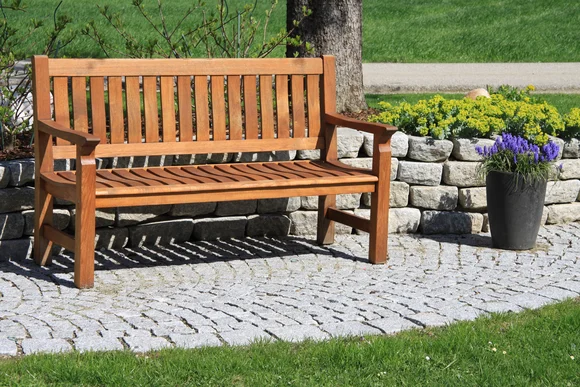 Leere Holzbank auf einer Terrasse