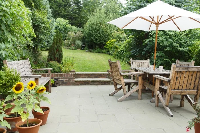 Gartenmöbel auf einer Terrasse