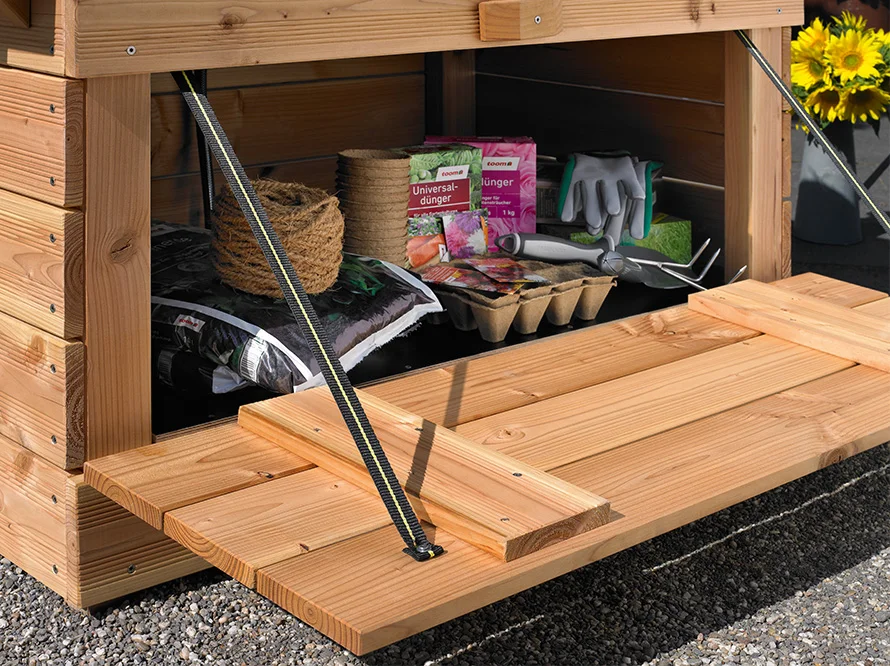 Offener Holzschrank mit Gartenzubehör