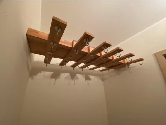 Garderobe aus Holz mit Haken