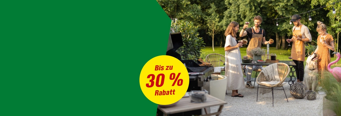 Menschen feiern eine Grillparty im sommerlichen Garten.