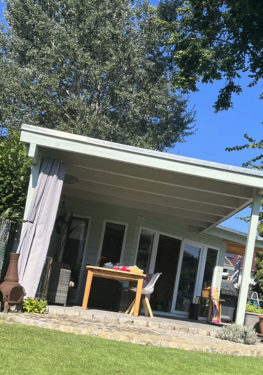 Gartenhaus mit überdachter Terrasse