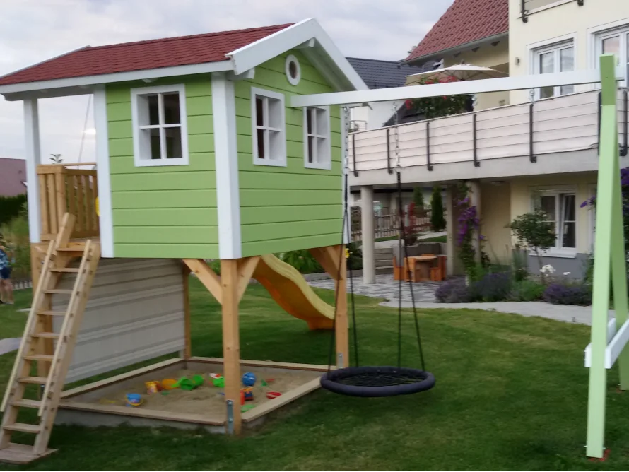 Spielhaus mit Schaukel und Sandkasten
