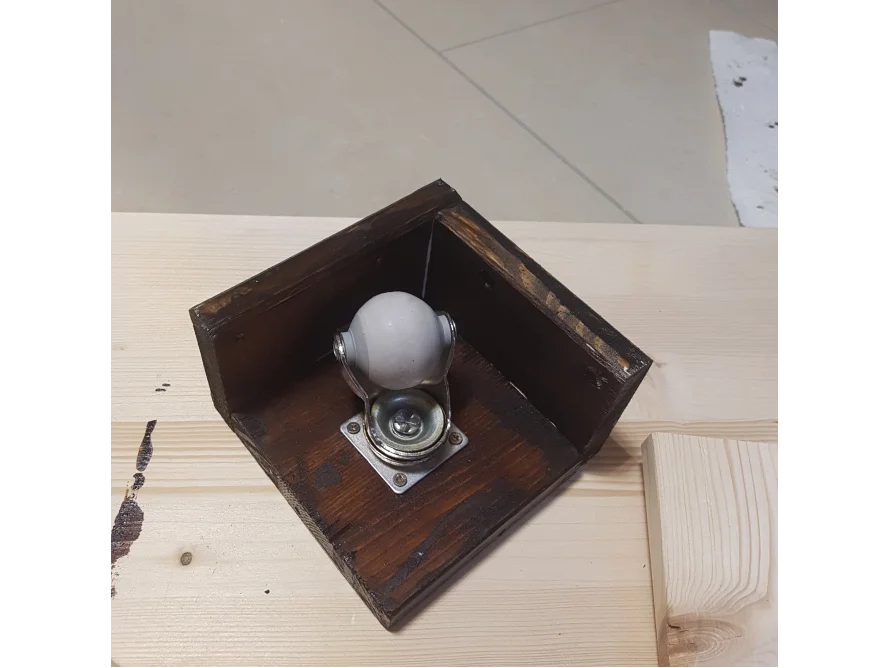 Möbelrolle an Holzkonstruktion