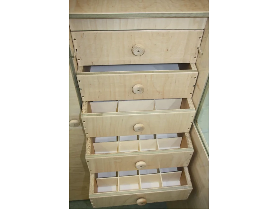 Offene Holzkommode mit Schubladen