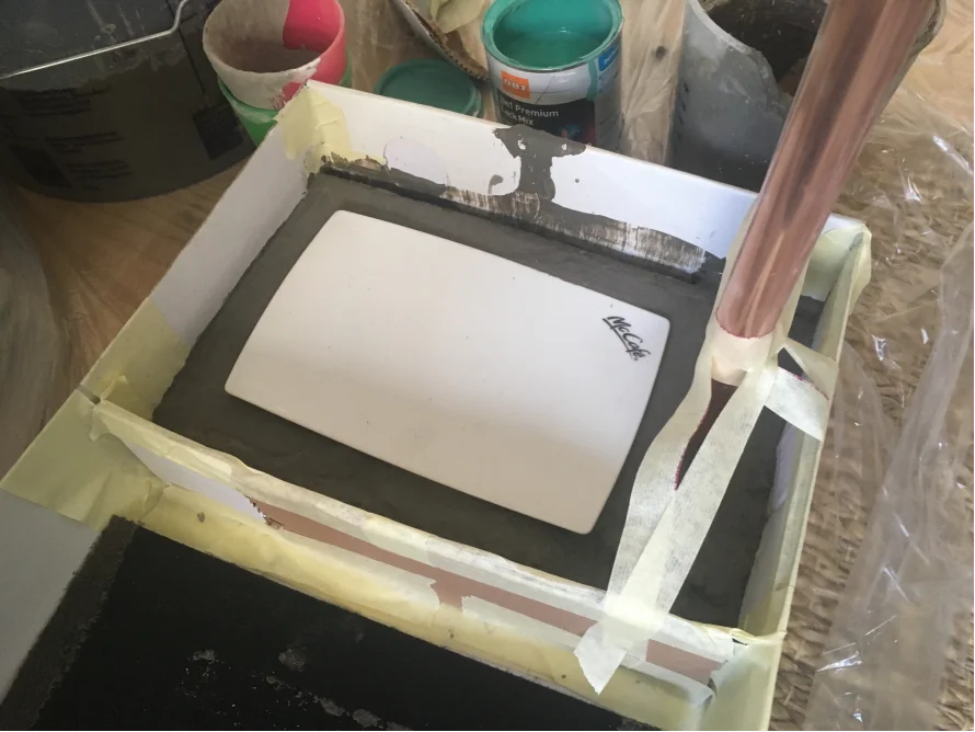 Fliese wird in Beton gegossen