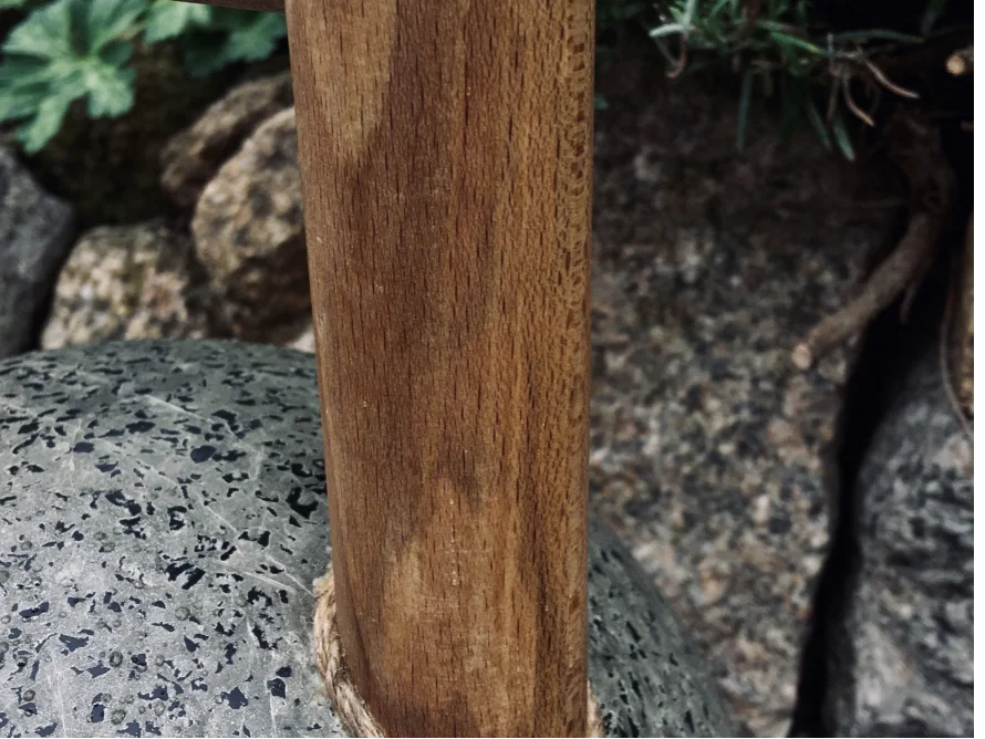 Holzbalken auf Stein