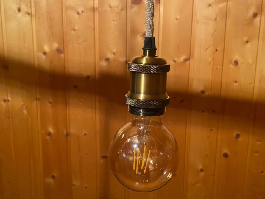 Glühbirne an einer Hanfschnur