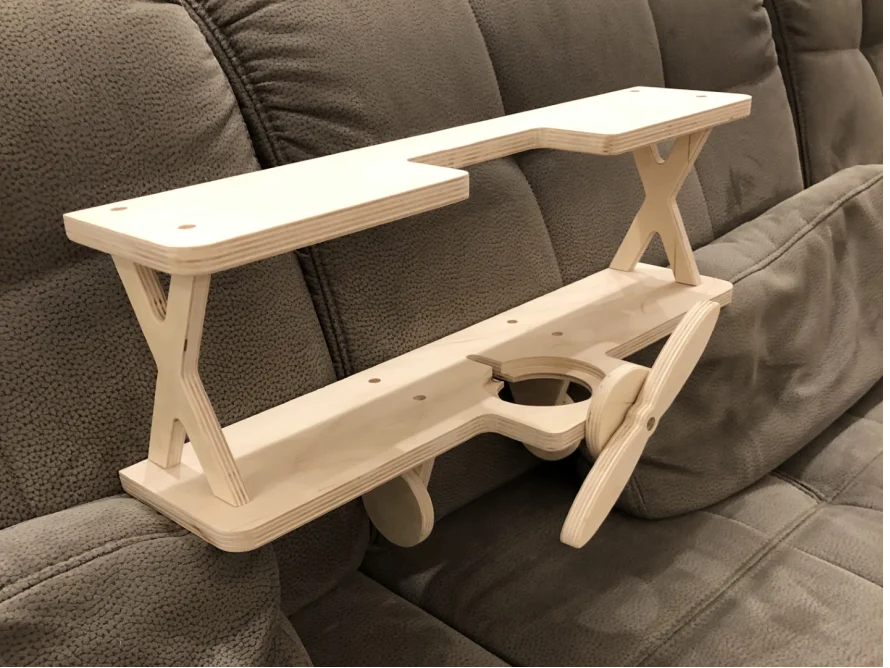 Holzregal in Form eines Doppeldeckers