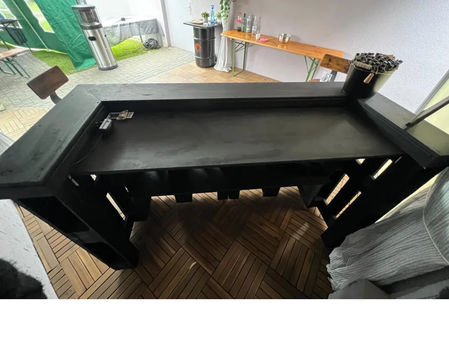 Schwarze Bartheke aus Holz