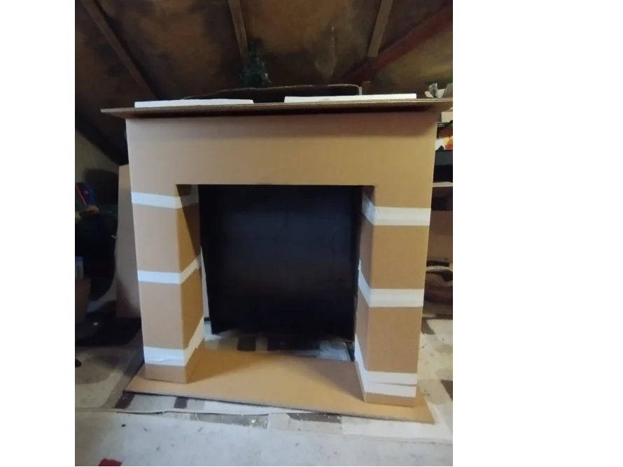 Kaminattrappe aus Pappe