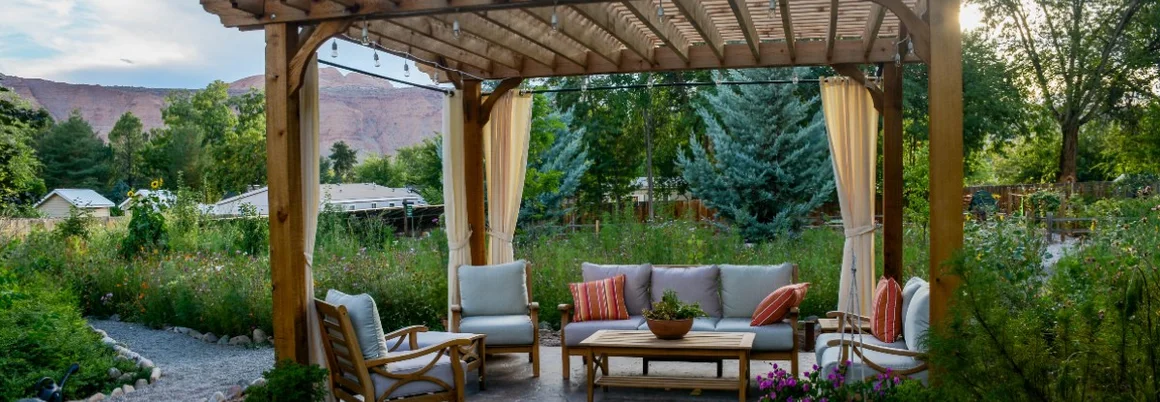 Gemütliche Sitzecke mit Überdachung im Garten